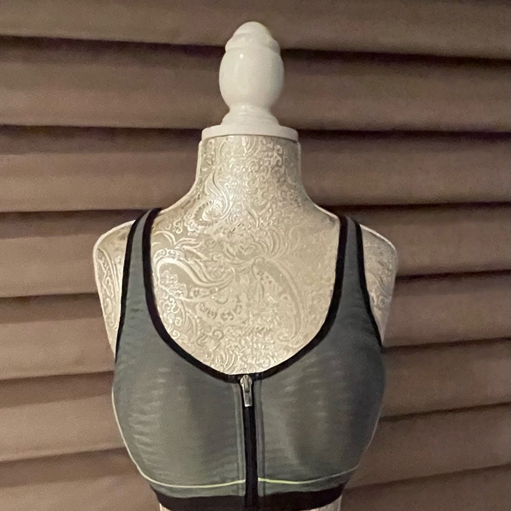 Victoria's Secret VSX incredible Knockout Sports Bra 34 D